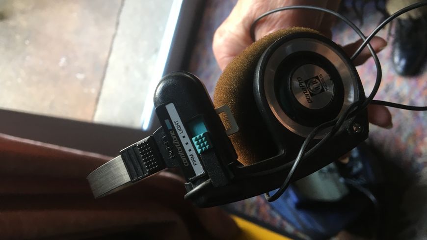 Brunhild Ferrari nous montre le casque de Luc Ferrari un Koss PortaPro ComfortZone