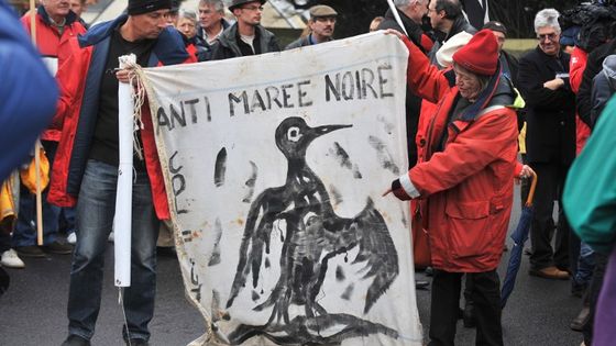 Manifestation du Collectif anti-marée noire à Bazt-sur-Mer le 5 décembre 2009. ©AFP - FRANK PERRY