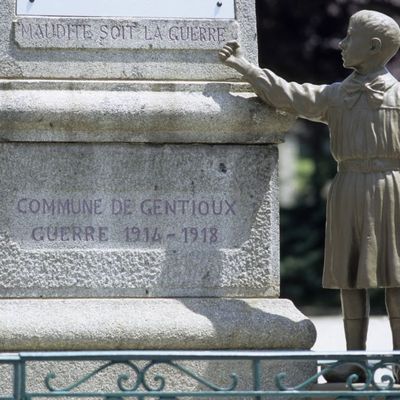 Monument aux morts de la guerre 1914-1918, symbole du pacifisme militant contre la guerre representant un orphelin le poing tendu vers l'inscription "Maudite soit la guerre" (Gentioux, Creuse)