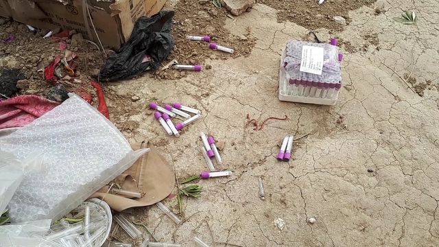 Le sol est jonché de vêtements, de couvertures, d’ustensiles de cuisines, de médicaments ou de munitions abandonnés par les djihadistes et leurs familles