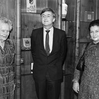 A 86 ans, Louise Weiss rejoint le Parlement à l'occasion des premières élections européennes, en 1979. Elle en est la doyenne, tandis que Simone Veil en prend la présidence. Ici, les deux femmes avec le nouveau président, Piet Dankert, en 1982.