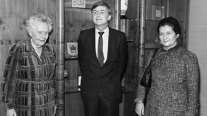 A 86 ans, Louise Weiss rejoint le Parlement à l'occasion des premières élections européennes, en 1979. Elle en est la doyenne, tandis que Simone Veil en prend la présidence. Ici, les deux femmes avec le nouveau président, Piet Dankert, en 1982.