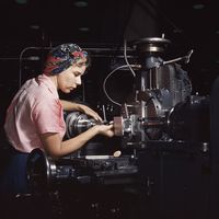 En l’espace de cinq décennies, les femmes sont devenues près de la moitié de la population active (48 %), quand elles en constituaient, d’après les chiffres officiels, le tiers en 1962 (33 %)