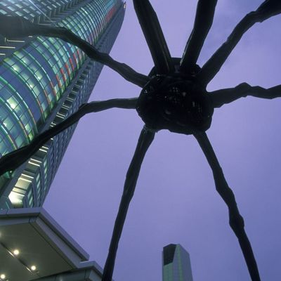 Tour Mori et scupture d'araignée géante, oeuvre de Louise Bourgeois (Quartier Roppongi Hill, Tokyo, Japon)
