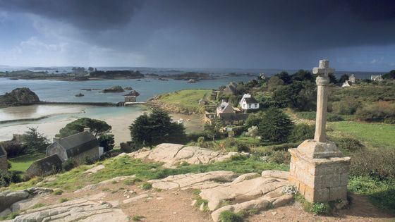 Le cap de l'Arcouest depuis l'île de Bréhat, Côtes d'Armor ©Getty - Herve LESETRE/Gamma-Rapho