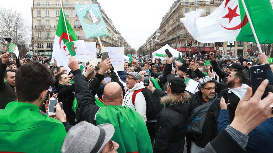 Dans les rues de Paris aussi, des manifestants s'opposent à la nouvelle candidature d'Abdelaziz Bouteflika, comme ici, le 3 mars dernier. La France redoute la réaction de sa communauté algérienne à une quelconque prise de position.
