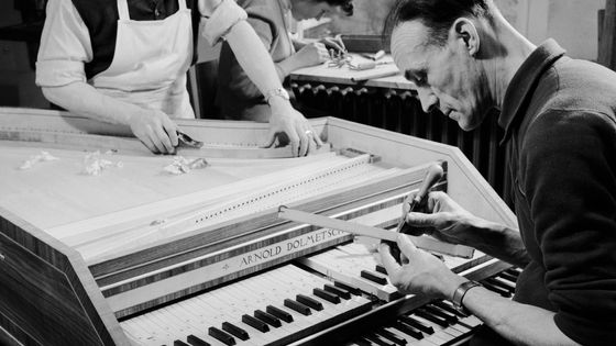 Des luthiers travaillant sur un clavecin ©Getty - George Pickow/Three Lions