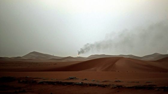 De la fumée s'échappe de l'installation pétrolière "Pump 3" dans la région d'al-Khurais dans le désert saoudien. ©AFP - MARWAN NAAMANI