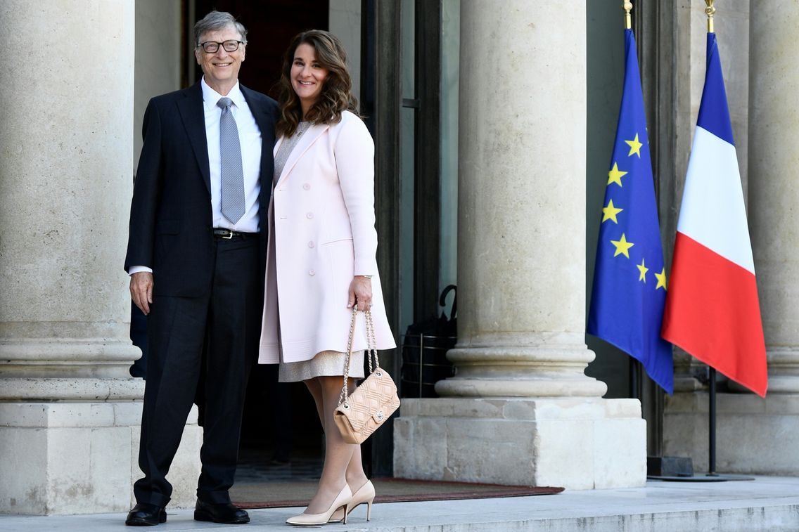 Bill et Melinda Gates, le 21 avril 2017, sur le perron de l'Élysée à Paris, juste avant de recevoir le titre de Chevalier de la Légion d'honneur, décerné par François Hollande.
