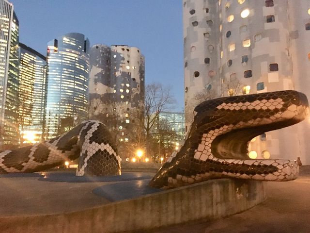 Entre chaque bâtiment : des éléments de jeux et de décoration. Ici un immense serpent, là une tortue, une demoiselle d’Avignon.