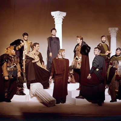Marc Aurèle interprété par Alec Guinness (au milieu), dans le film "La Chute de l'Empire romain", 1963