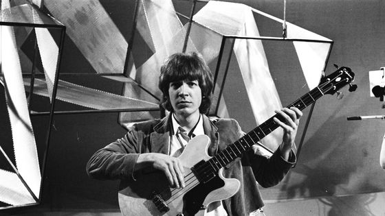 Scott Walker, du groupe "The Walker Brothers" sur le plateau de l'émission télé "Thank Your Lucky Stars" (Royaume-Uni, 1965) ©Getty - Stanley Bielecki/ASP