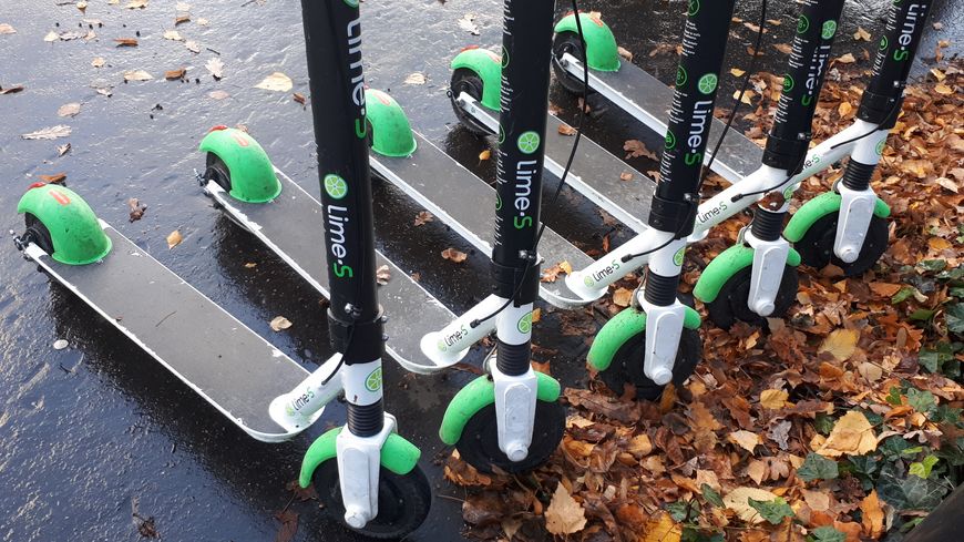 Trottinettes électriques en libre service, ici de la marque Lime.S