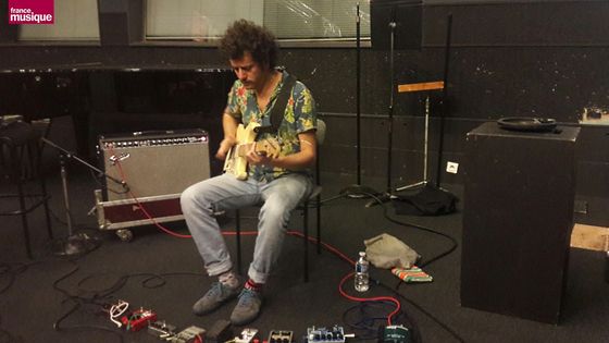 Julien Desprez en enregistrement pour Tapage nocturne ©Radio France - Soizic Noël