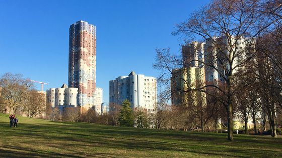 Construites entre 1973 et 1981, les Tours Aillaud ou Tours nuages s’élèvent au dessus du parc André Malraux à deux pas de La Défense à Nanterre. ©Radio France - Claire Chaudière
