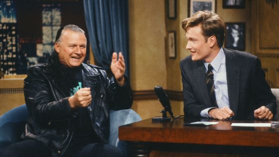 Le musicien Dick Dale, interviewé par Conan O'Brien en 1993 ©Getty - Norman Ng/NBC/NBCU Photo Bank