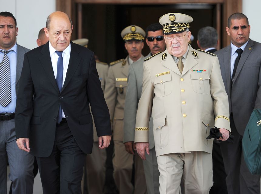 Le général Salah avec Jean-Yves Le Drian, alors ministre français de la défense en 2014 à Alger