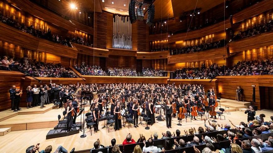 Mardi 19 mars, Paris. L'Orchestre des lycées français du monde, dirigé par Adriana Tanus, sur la scène de l'Auditorium de la Maison de la Radio
