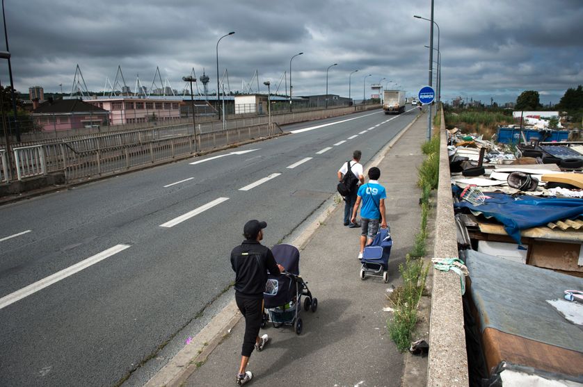 Photo prise près d’un campement de Roms à Bobigny dans le nord de Paris, le 21 juillet 2015.