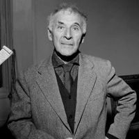 Le peintre Marc Chagall en 1959 à Paris lors de l'accrochage de ses peintures au Musée des Arts Décoratifs pour une exposition Chagall.