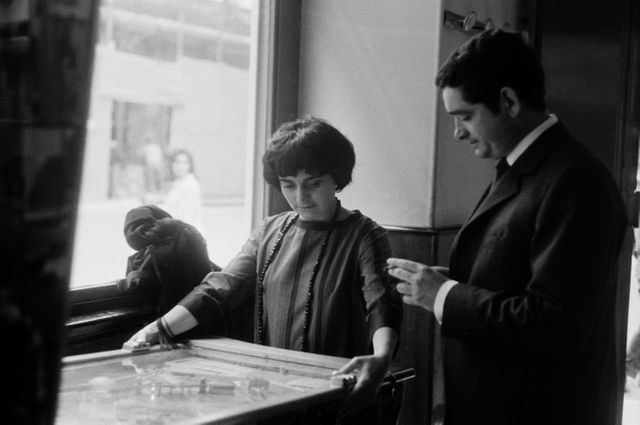 Au Festival de Cannes de 1962, Jacques Demy est aux côtés d'Agnès Varda pour son film Cléo de 5 à 7.