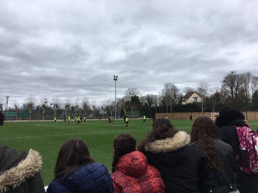 Les féminines du PSG à l'entraînement devant les optionnaires football féminin du Collège Guy Moquet de Gennevilliers