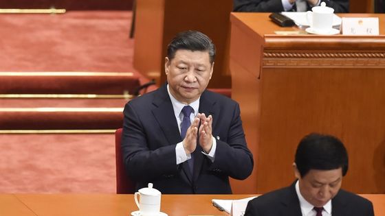 Le secrétaire général du Parti communiste chinois Xi Jinping applaudit durant la session d'ouverture de l'Assemblée nationale populaire le 5 mars à Pékin. ©AFP - WANG ZHAO