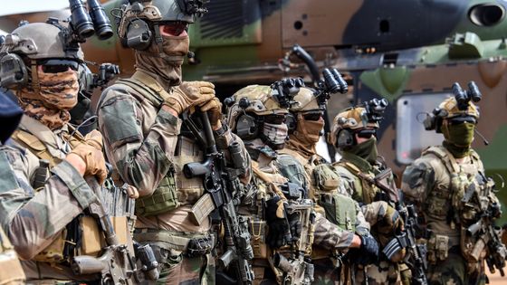 Les soldats français de l'opération Barkhane lors de la visite du Premier ministre Edouard Philippe fin février ©AFP - Alain JOCARD / AFP