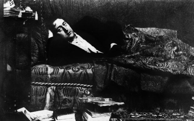 Guillaume Apollinaire chez lui à Paris en 1909