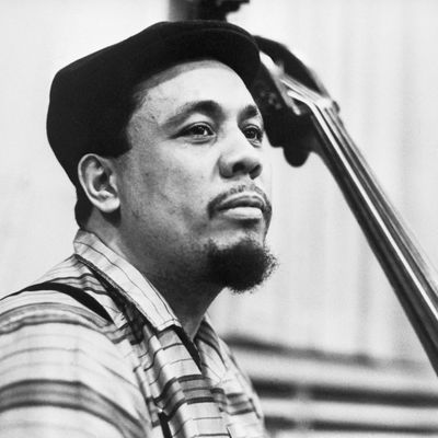 Charles Mingus, c'est un jazz plus libre avec des parties entièrement improvisées. Compositeur, contrebassiste et pianiste célèbre, il gravit rapidement les échelons du bebop au hard bop.
