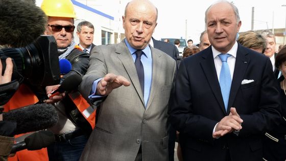 Alain Juppé et Laurent Fabius en 2015 à Bordeaux. Les deux anciens Premiers ministres siégeront désormais tous deux au Conseil constitutionnel. ©AFP - Jean-Pierre Muller