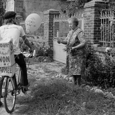 Objecteur de conscience discutant avec une vieille dame lors du 1er tour de Picardie des objecteurs de conscience le 31 août 1975, en France