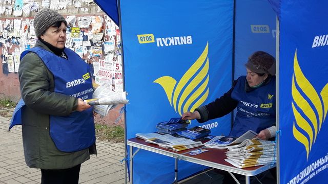 Les "activistes" comme on appelle les bénévoles qui soutiennent les candidats, sont souvent des retraités, comme, ici, dans la rue principale de Konstantinovka, au profit du candidat pro-russe Alexander Vilkoul