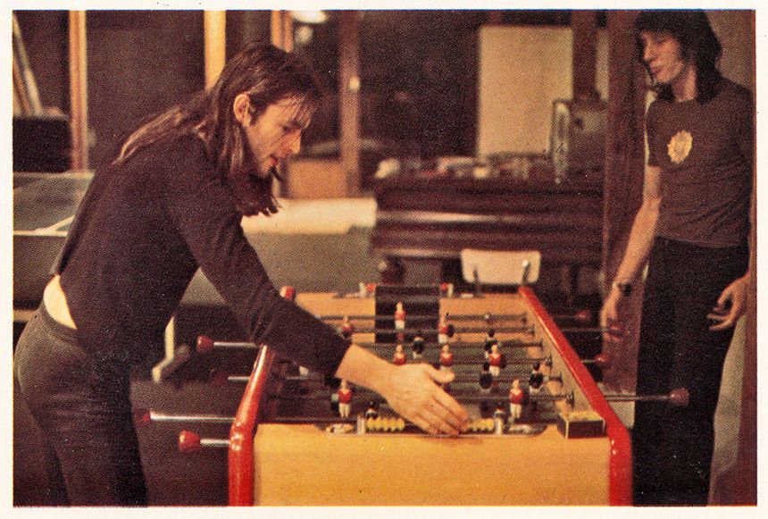 Pink Floyd jouant au babyfoot