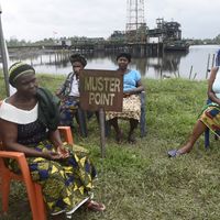 Des femmes nigérianes occupent le site pétrolier de Belema dans l'État de Rivers State le 23 août 2017 afin de demander de meilleurs conditions de vie suite à la fermeture du site par Shell.