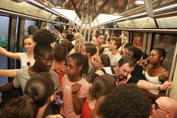 Heure de pointe dans le métro parisien