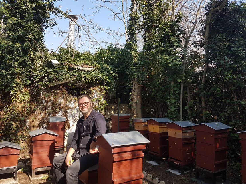 Olivier Darné, plasticien de formation et pionnier autodidacte de l’apiculture urbaine, dans sa sa ferme urbaine de Seine-Saint-Denis, "Zone Sensible"