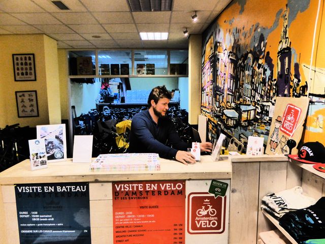 Paul a créé une entreprise de vélos et bateaux pour touristes francophones à Amsterdam
