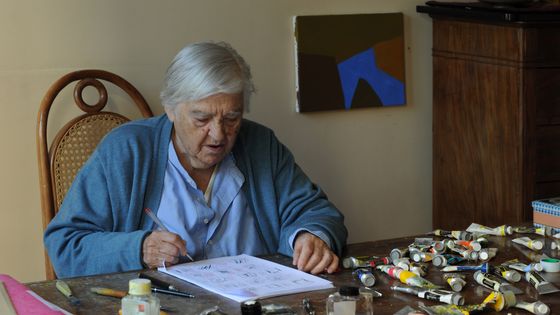 La poétesse, écrivaine et artiste visuelle, Adnan Etel à la maison et dans son atelier le 31 octobre 2016 à Paris ©Getty - Catherine Panchout / Sygma