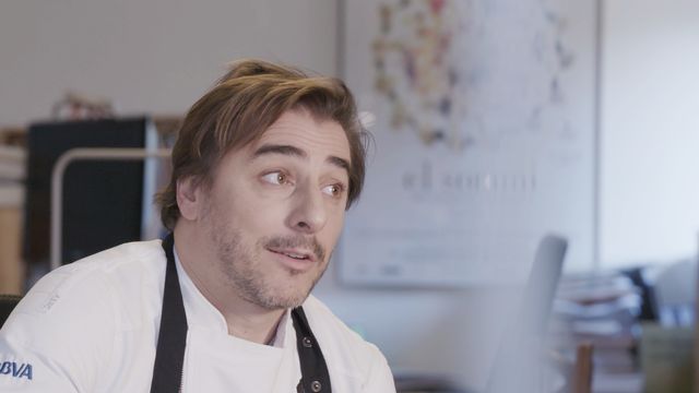 Jordi Roca est atteint d'un trouble neurologique qui lui a fait perdre le contrôle des muscles du cou et l’empêche de parler à voix haute.