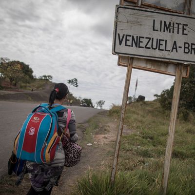 Migrante vénézuélienne marchant le long d’une route en direction de Pacaraima, État de Roraima, Brésil, 15 février 2018. Des centaines de milliers de Vénézuéliens, fuient l’effondrement économique vers la Colombie, le Brésil, ou en Équateur.
