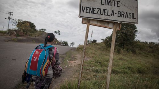 Migrante vénézuélienne marchant le long d’une route en direction de Pacaraima, État de Roraima, Brésil, 15 février 2018. Des centaines de milliers de Vénézuéliens, fuient l’effondrement économique vers la Colombie, le Brésil, ou en Équateur. ©Getty - André Coelho/Bloomberg via Getty Images