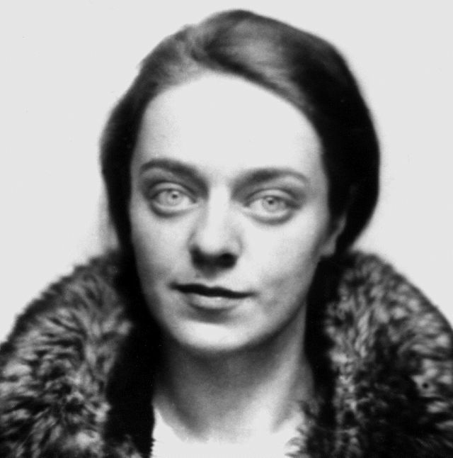 Ariadna Efron à son départ seule pour Moscou, Paris le 15 mars 1937
