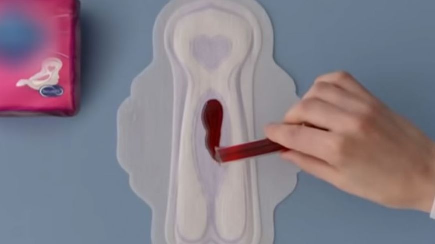 Il a fallu attendre 2018 pour qu'une marque de serviettes illustre les règles avec un liquide rouge et non plus bleu comme cela était fait depuis des décennies.