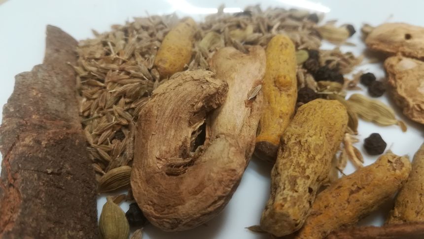 cumin, curcuma, gingembre, cannelle, cardamome et poivre noir