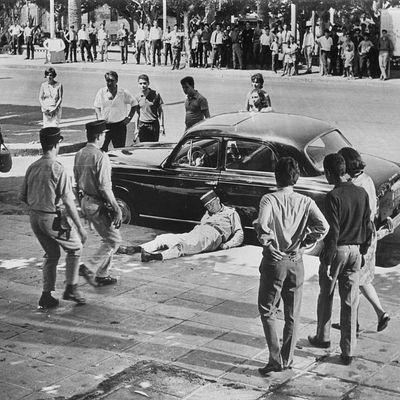 La reconstitution de la situation de guérilla urbaine que propose Gillo Pontecorvo dans La Bataille d'Alger (1966) demeure un modèle du genre pour son réalisme