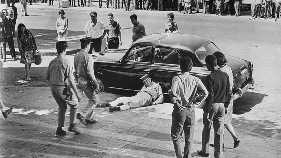 La reconstitution de la situation de guérilla urbaine que propose Gillo Pontecorvo dans La Bataille d'Alger (1966) demeure un modèle du genre pour son réalisme ©Getty - Michael Ochs Archives