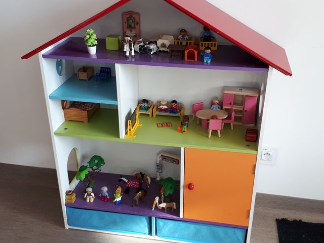 Grace à cette maison de poupées, les enfants rejouent les scènes dont ils ont été témoins