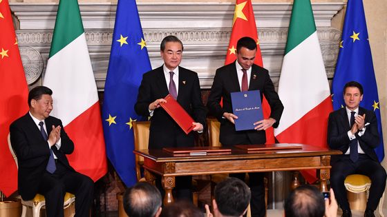 Le Président Chinois Xi Jinping et le Ministre des Affaires étrangères chinois Wang Yi signent un accord avec le ministre italien Luigi Di Maio et le premier ministre Giuseppe Conte, à Rome, 23/032019 ©AFP - Alberto PIZZOLI