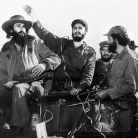 1959: Le chef rebelle cubain Fidel Castro (C), entouré des membres de son mouvement de guérilla de gauche "Mouvement du 26 juillet"